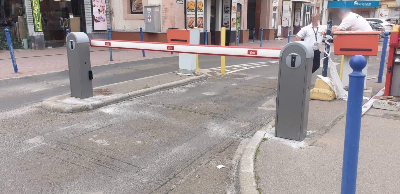 Fizető parkoló rendszerek 2 db sorompó telepítésünk parkolórendszerhez csatlakoztatva, Budapest XIII. kerületben